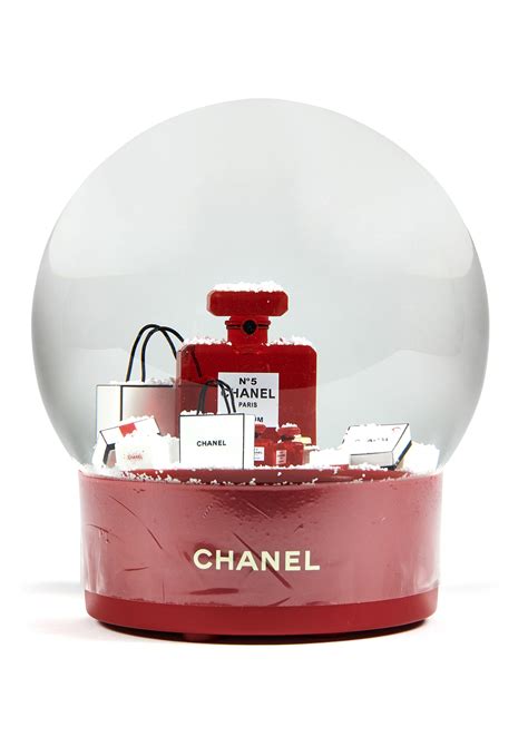 boule de neige chanel prix|CHANEL, Boule à neige figurant une bouteille de n°5 et c.